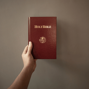Presente Evangélico para Homem: Surpreenda com Significado
